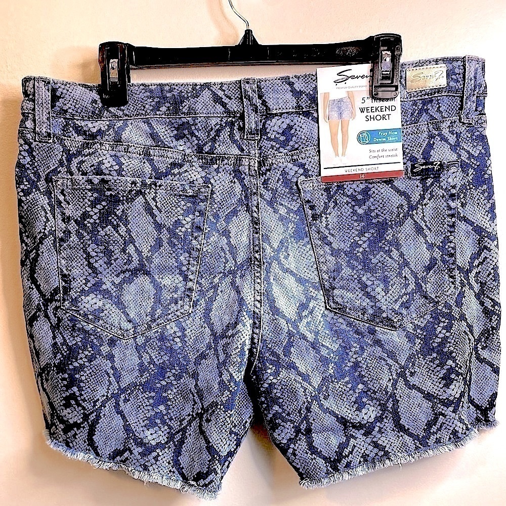 NWT Seven7 Weekend Denim Shorts Indigo Python Print Size 14 - Picture 3 of 11